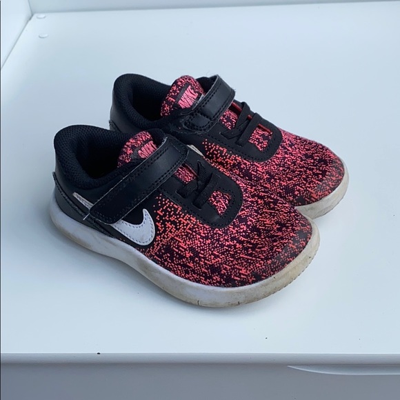 black and pink nike toddler shoes